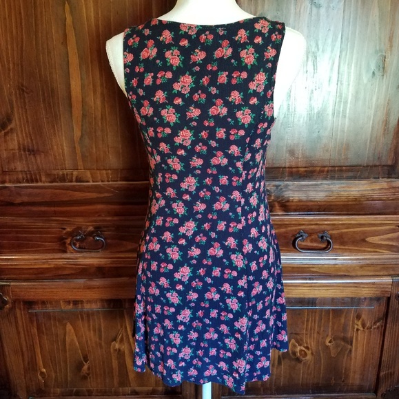 Flirty Sleevless Dress - Picture 3 of 8